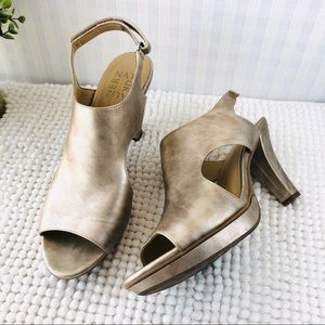 Naturalizer heels sling back low platform gold 8.5